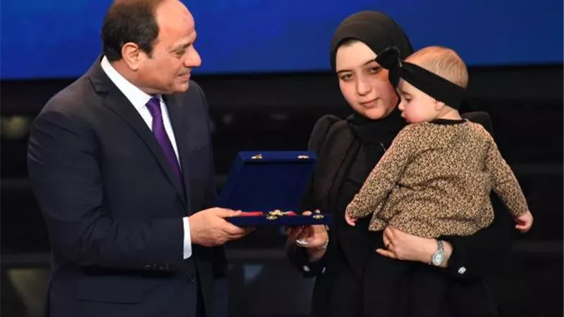الرئيس السيسي يكرم عددا من أسر الشهداء في احتفال عيد الشرطة