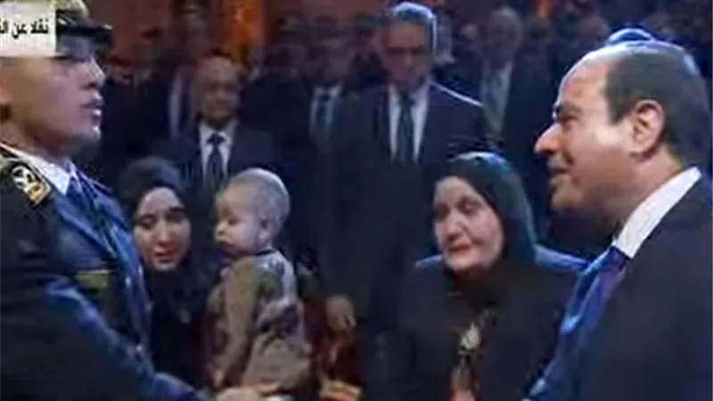 بالأسماء.. الرئيس السيسي يكرم أسر شهداء الداخلية
