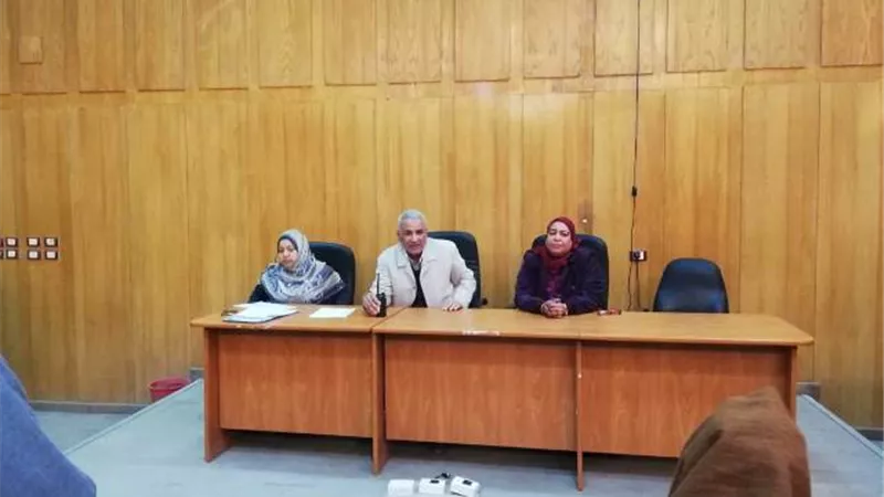 رئيس مركز إسنا جنوب الأقصر يناقش مشكلات المواطنين فى اليوم المفتوح