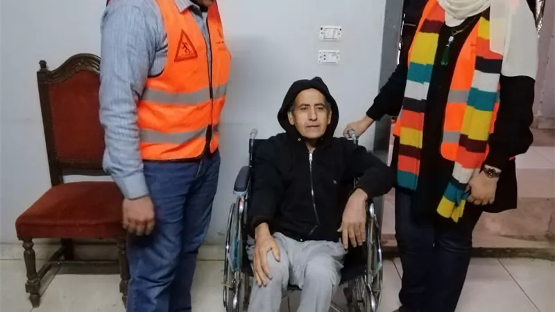 التدخل السريع ينقذ مسنا مريضا بلا مأوى يتألم بالشارع وينقله لمستشفى