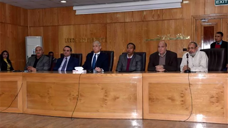 محافظ الأقصر يلتقى حاجزى الوحدات السكنية الشباب بالقرنة .صور