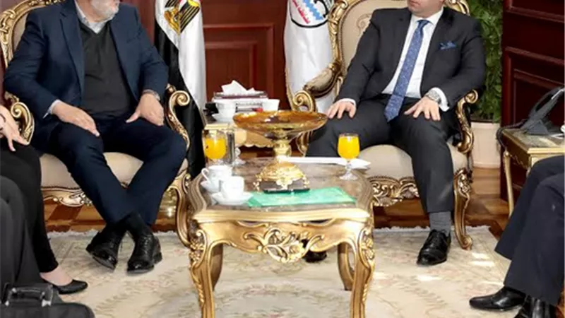 محافظ بني سويف يناقش تعزيز التعاون مع هيئة كير الدولية
