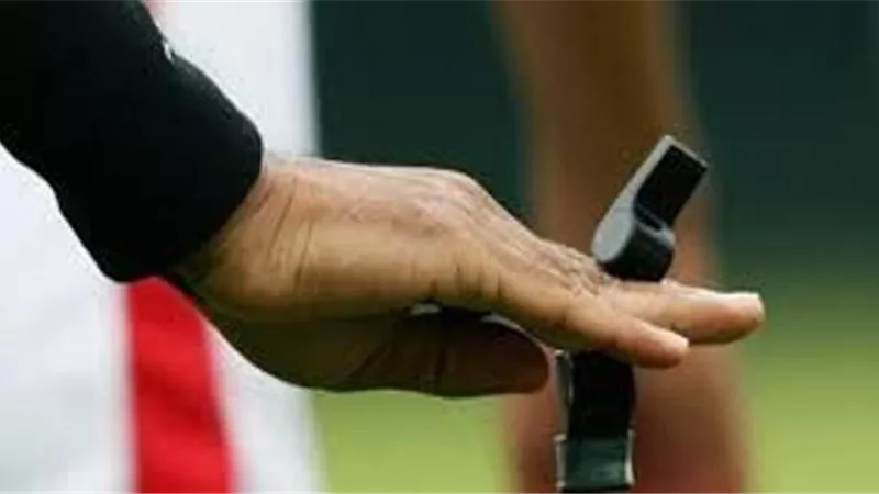 في واقعة لم تحدث في الملاعب من قبل.. إيقاف مباراة بسبب رفع الأذان.. فيديو