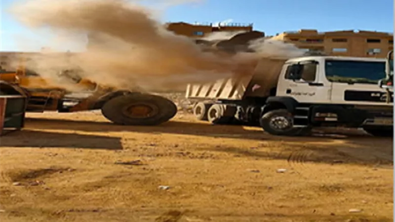 محافظة الجيزة ترفع 1500 طن مخلفات من قطع اراضي فضاء بهضبة الاهرام