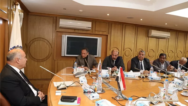 محافظ قنا يجتمع بأعضاء مجلس النواب لبحث القضايا والمشكلات بالمحافظة