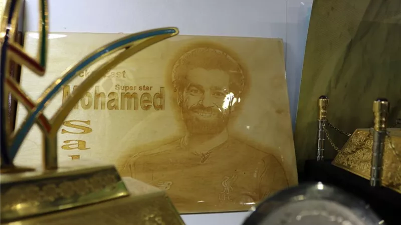 شاهد صورة اللاعب محمد صلاح على قطعة من الذهب في معرض الكتاب