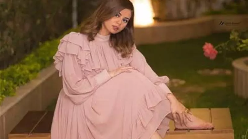 منة عرفة تثير الجدل على السوشيال ميديا بمايوه صادم .. صور
