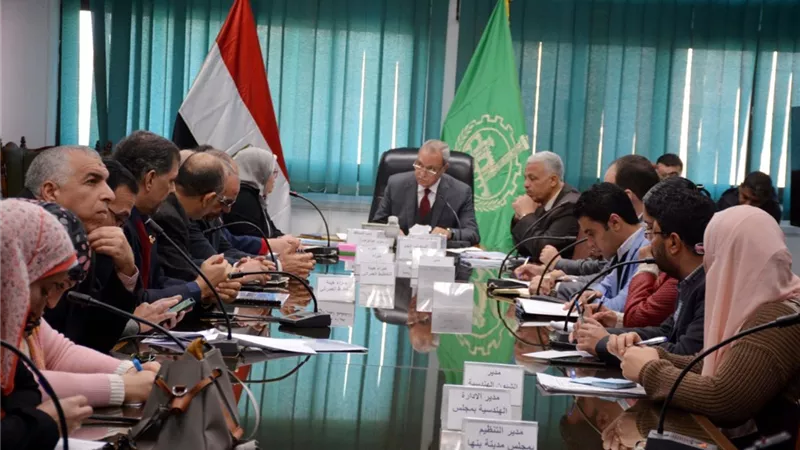 محافظ القليوبية يناقش المخطط الإستراتيجي لمركز ومدينة بنها