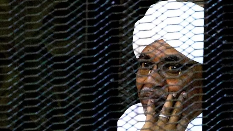 نقل الرئيس السوداني السابق عمر البشير إلى المستشفى إثر وعكة صحية
