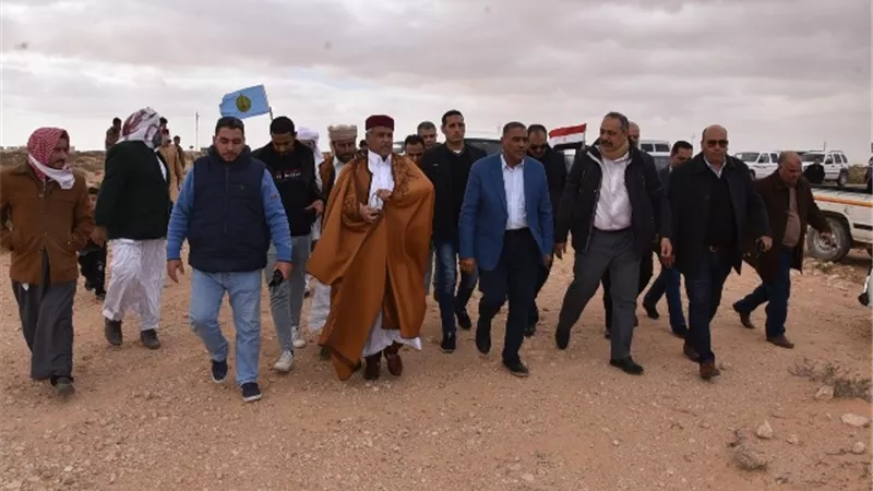 محافظ مطروح يتفقد القرى ويبحث مطالب المواطنين على الطبيعة .صور