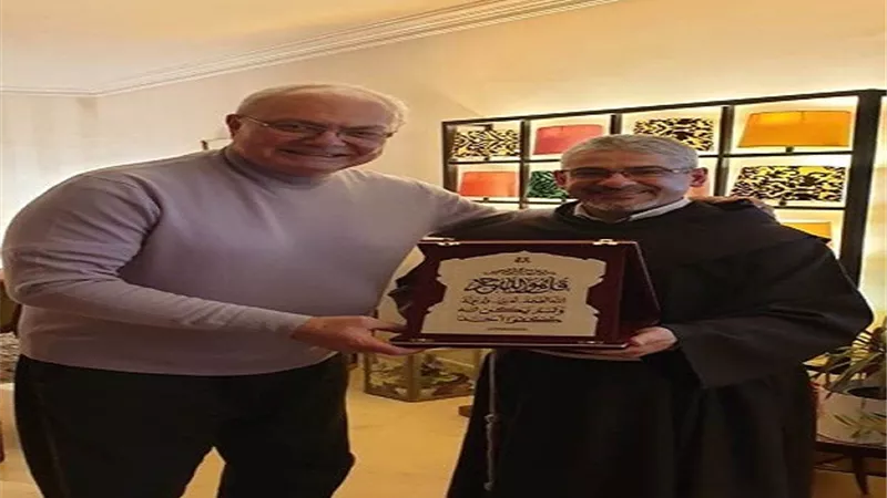 الأب بطرس دانيال يزور الفنان يوسف فوزى ويهديه سورة من القرآن.. صور