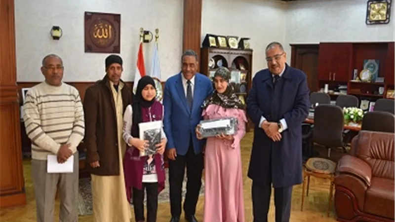 جهازي برايل لشقيقتين كفيفيتان هدية محافظ مطروح