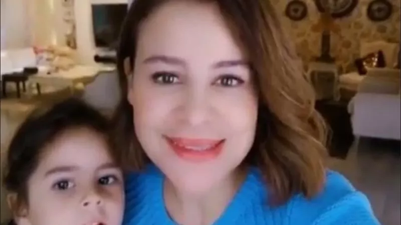 شاهد.. كارول سماحة تٌروج لحفلها في القاهرة بصورة مع ابنتها