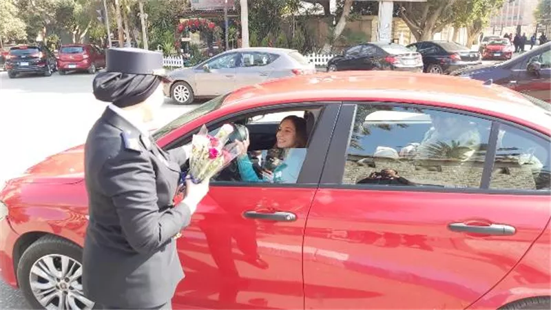أمن القاهرة يوزع الورود والهدايا التذكارية للمواطنين بمناسبة عيد الشرطة