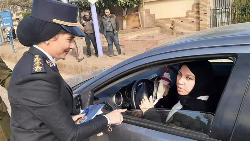 بالصور .. رجال الشرطة يوزعون الورود وكتيبات على المواطنين