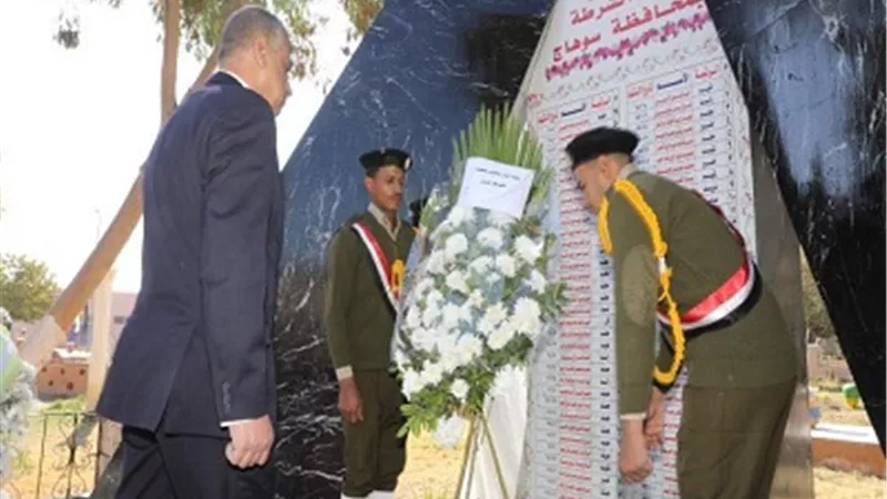 محافظ سوهاج ومدير الأمن يضعون أكاليل الزهور على النصب التذكاري للشهداء