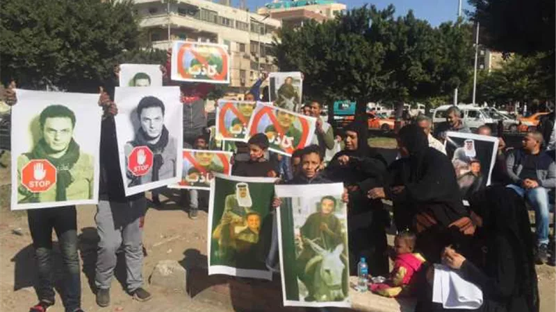 وقفة ساخرة ضد المقاول الهارب محمد على في الإسماعيلية .صور