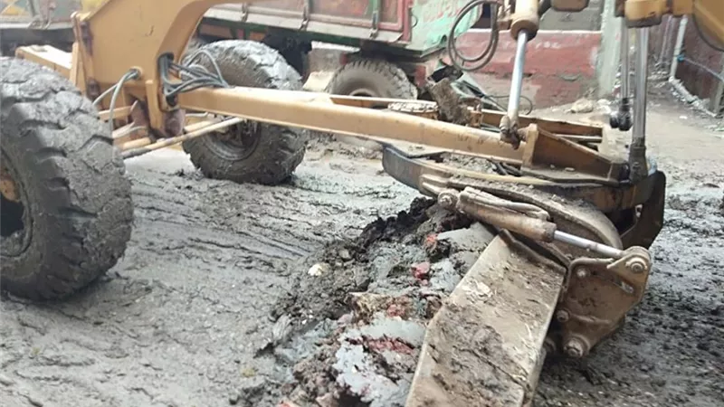 محافظ كفرالشيخ يستجيب لأهالي قرية الكفر الشرقي بكسح مخلفات الأمطار وتسليك خطوط خفض المنسوب