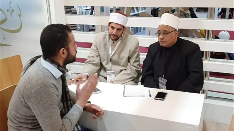 رواد معرض الكتاب يتوافدون على فتوى 