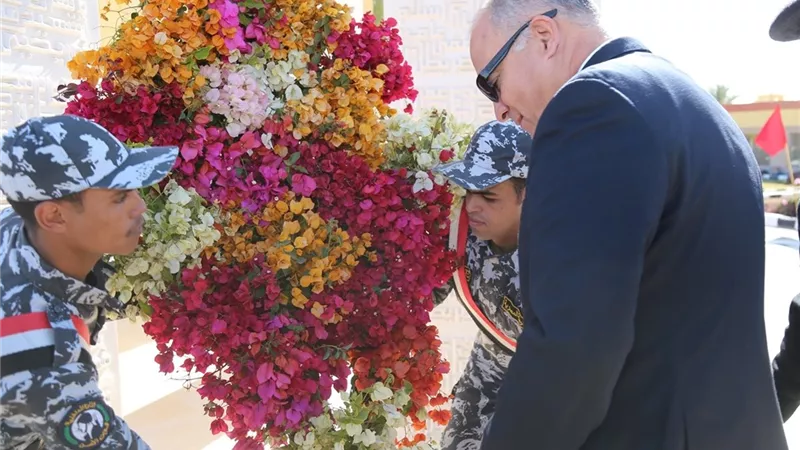 محافظ قنا يقدم التهنئة لمدير الأمن والقيادات الامنيه بمناسبه عيد الشرطه