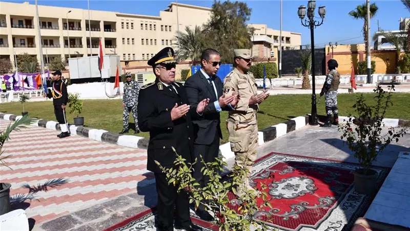 الأنصاري والطحلاوي يضعا إكليل الزهور على النصب التذكاري لشهداء الشرطة