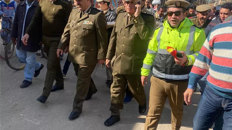 مرور بلبيس يوزع الورود علي المواطنين احتفالا بعيد الشرطة.. صور