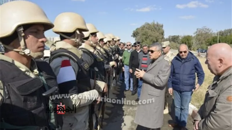 ربيع يهنئ قوات تأمين المجرى الملاحي لقناة السويس بعيد الشرطة .صور