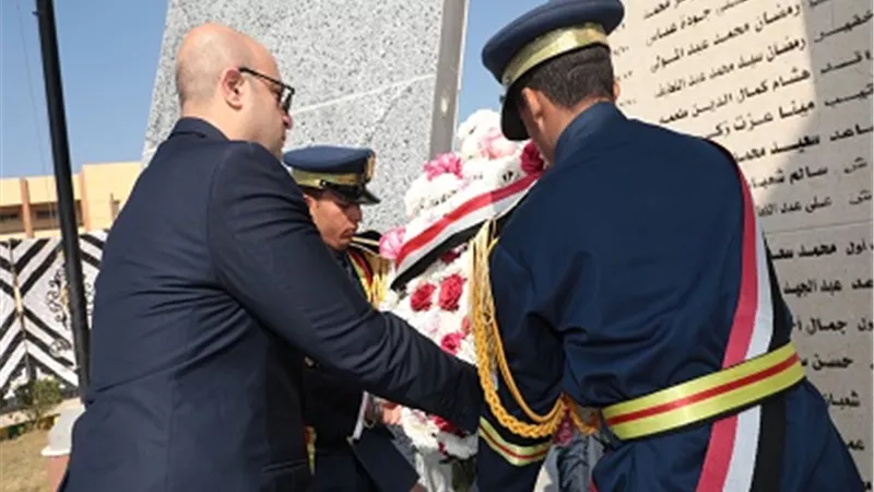 محافظ بني سويف ومدير الأمن يضعان أكاليل الزهورعلى النصب التذكاري لشهداء الشرطة