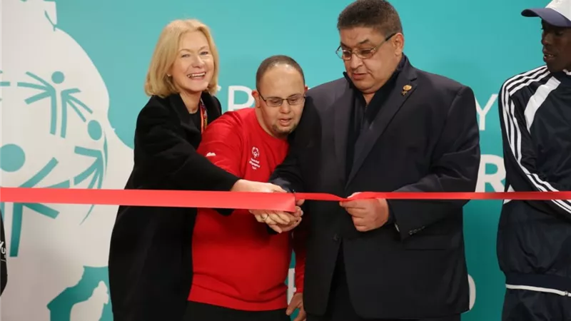 أيمن عبد الوهاب يفتتح برنامج الكشف الصحي بالألعاب الافريقية للأولمبياد الخاص