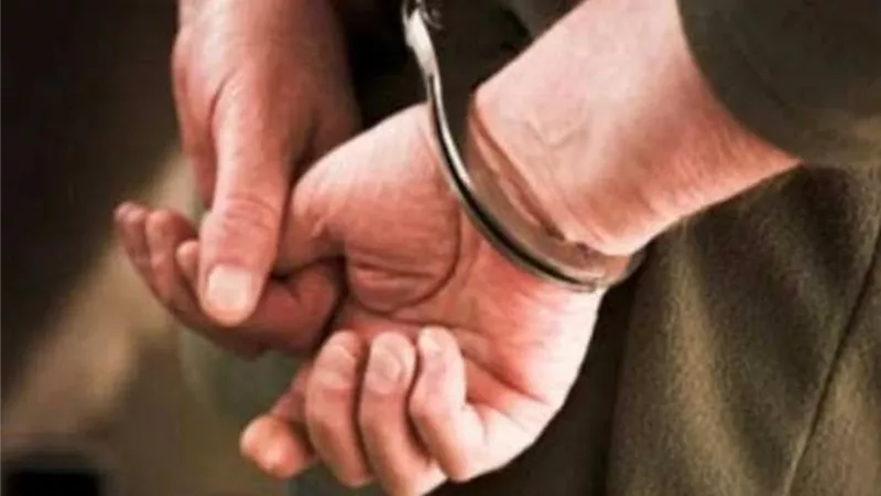 ضبط اب عذب اطفاله بسبب اتلافهما سلك الهاتف