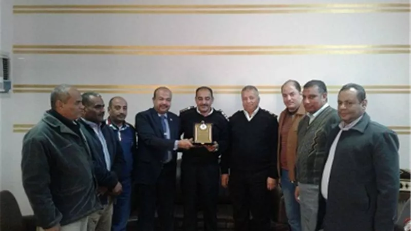 رئيس مركز أرمنت جنوب الاقصر يقدم التهنئة لرجال الشرطة