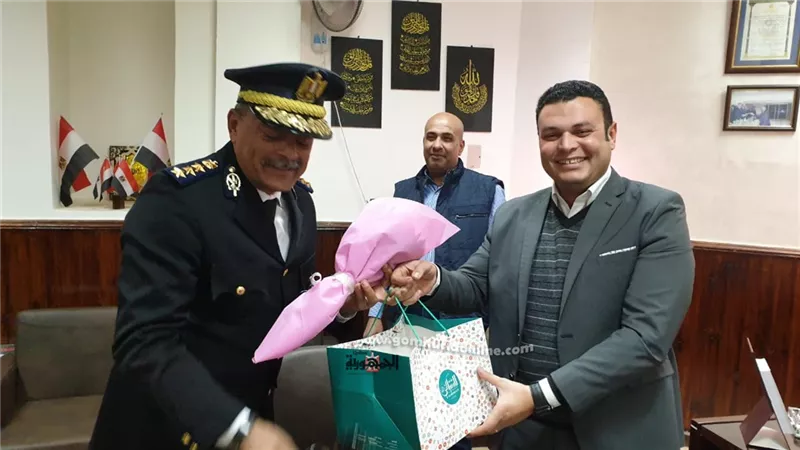 رئيس جهاز مدينة ٦ أكتوبر يوزع الورود على ضباط الشرطة في عيدهم.. صور