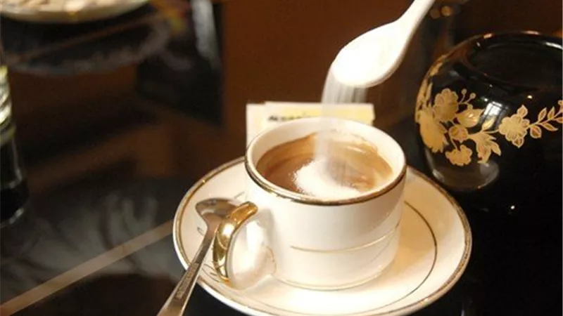 يهددك بأمراض الكبد والكلى .. ٤ بدائل صحية لمبيض القهوة