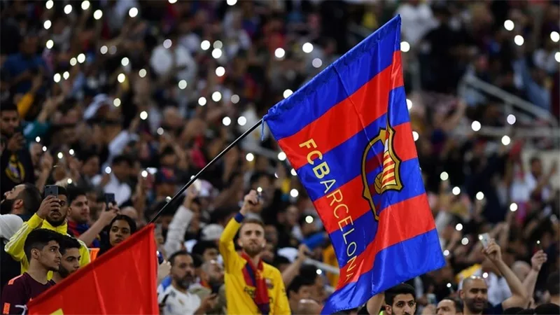 اعتقال أكثر من 100 مشجع برشلوني