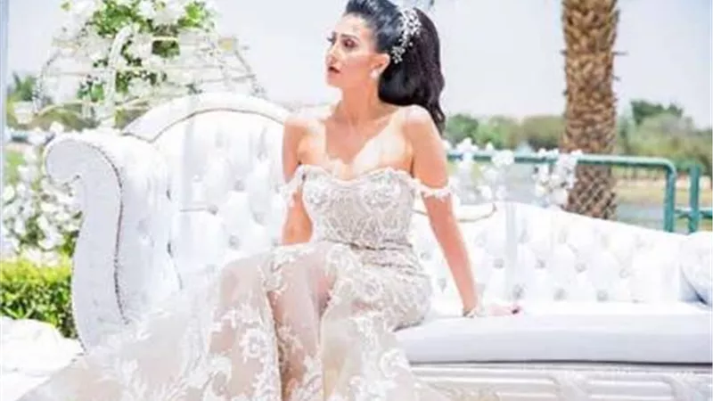 غادة عبد الرازق تكشف سر ارتدائها فستان زفاف .. صور
