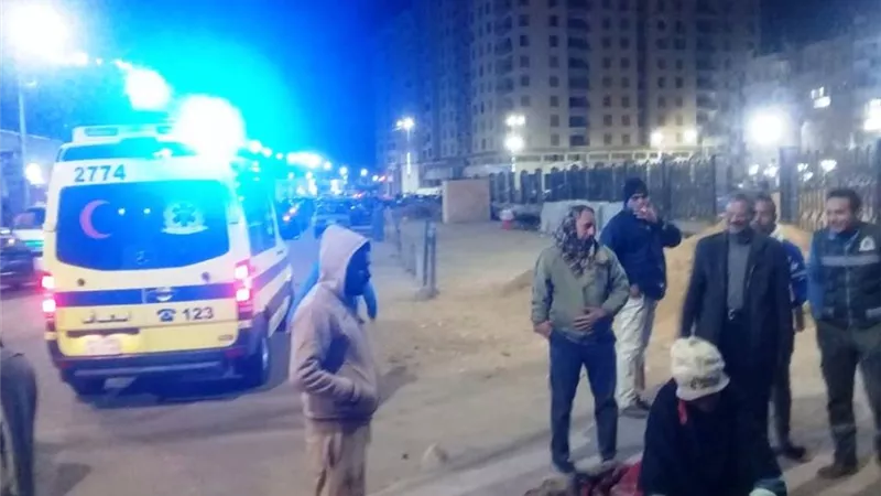 محافظ سوهاج يوجه بتقديم الرعاية اللازمة لسيدة مسنة تفترش الشارع