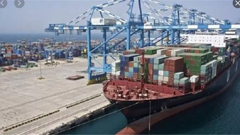 تداول 560 شاحنة و73 سيارة بموانئ البحر الاحمر