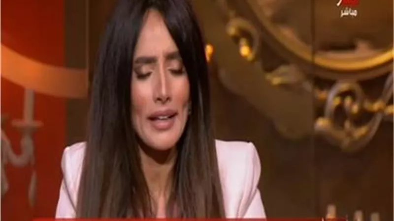 زينة تبكى على الهواء 