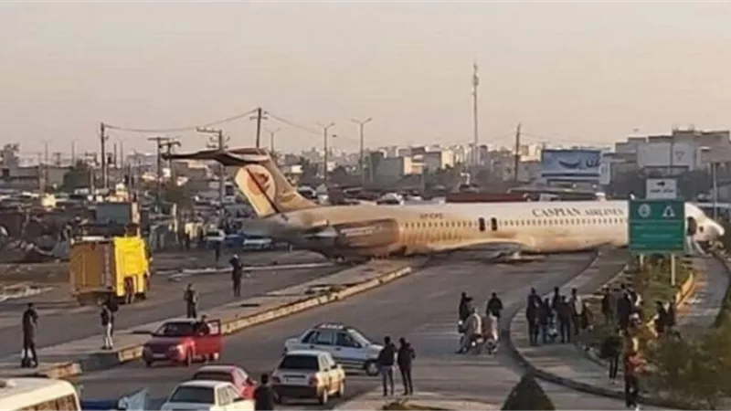 طائرة ركاب إيرانية تنحرف عن المدرج وتقتحم الطريق السريع