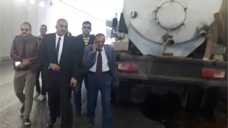 حي الدقي يتابع اصلاح ماسورة مياه بنفق النهضة