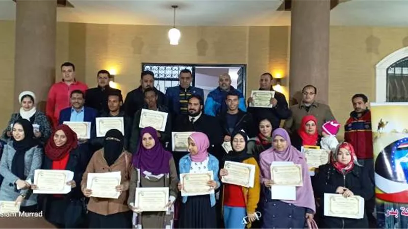 مستقبل وطن بدر يمنح شهادة اجتياز دورات الكمبيوتر لـ34 شاب و فتاة.. بالصور
