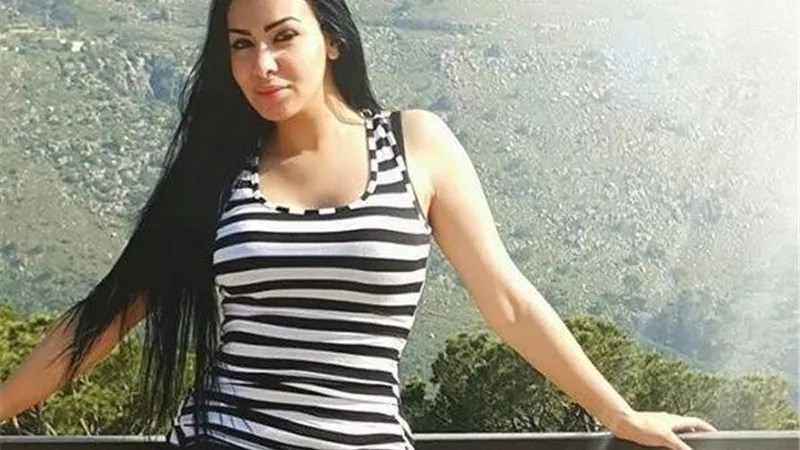 أول صورة لميرهان حسين بفستان الزفاف