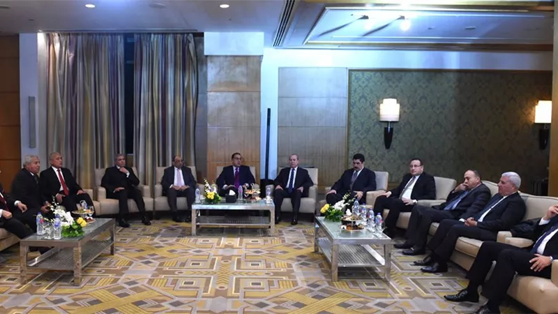 رئيس الوزراء يكرم المحافظين السابقين