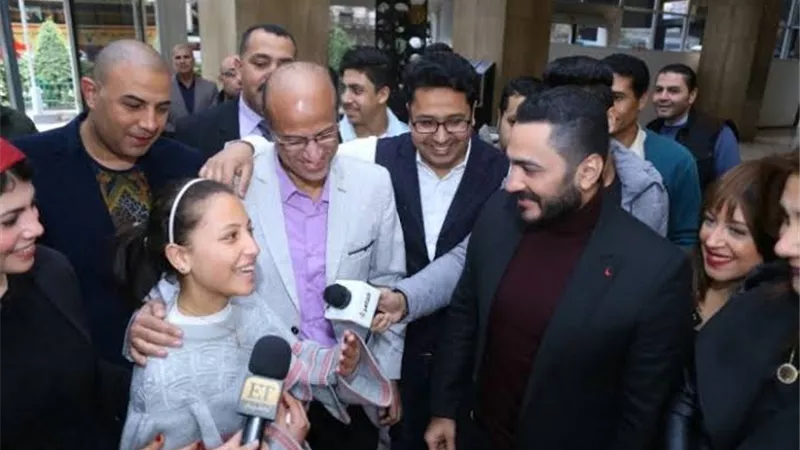 تامر حسنى يلتقى بمتسابقة ذا فويس كيدز هايدى محمد ..صور