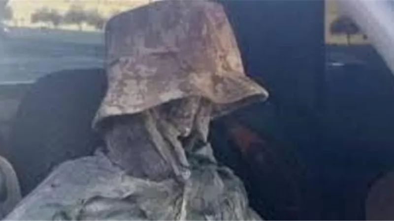 يضع هيكل عظمي بجانبه في السيارة.. والهدف 