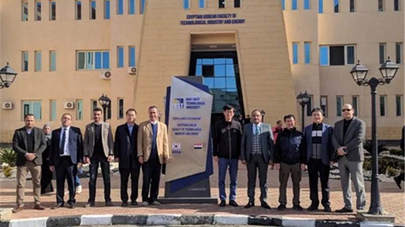 رئيس جامعة بني سويف يستقبل وفدًا من الخبراء الكوريين