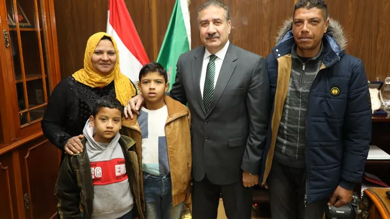 محافـظ المنوفية يكرم أم إسراء 