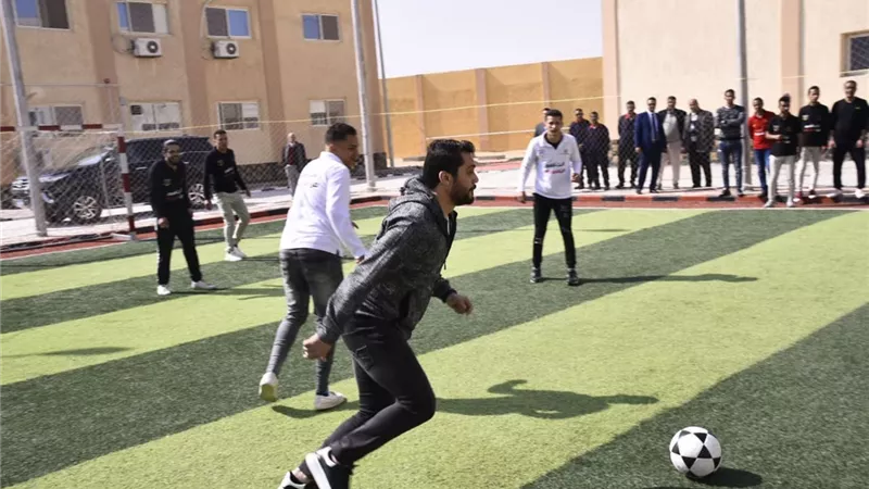 عميد لاعبى العالم يشارك المتعافين من الادمان لعب كرة القدم
