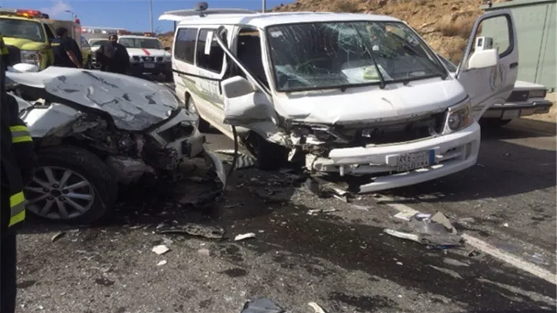 مصرع وإصابة 13 شخص إثر انقلاب ميكروباص بطريق رأس غارب