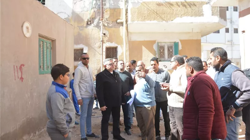 محافظ البحر الأحمر يتفقد منطقتى الصيادين والملاحة ويطالب بسرعة الإنتهاء من أعمال التطوير